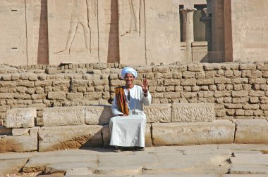 Edfu, Mısır - 1 Kasım 2008: Dost yerel tur rehberi Edfu, Mısır'da 31 Kasım 2008 Edfu Tapınağı ziyaret karşılıyor. Edfu Kalesi'nde bir favori durağı turistler için hale gelmektedir.