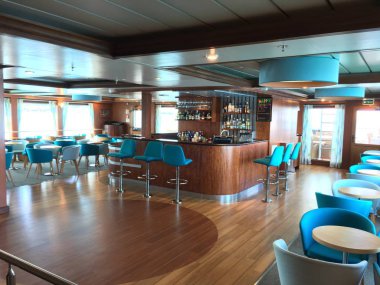 Galapagos, Ekvator - 20 Şubat 2017: Santa Cruz II Cruise Gemi Bar ve Lounge. Konuklar lüks gemi konforunda fantastik vistas keyfini çıkarabilirsiniz.