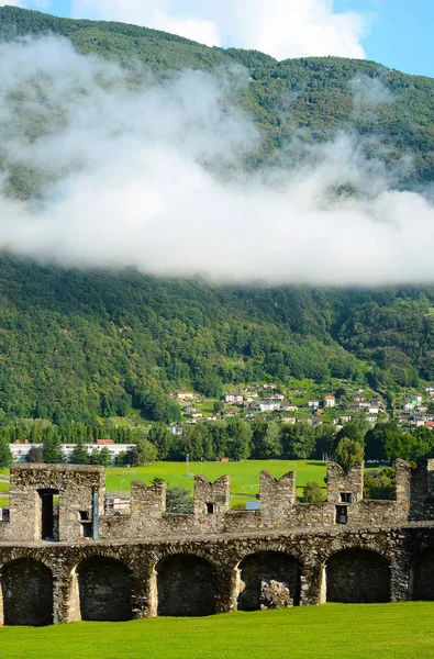 스위스 2014 잔디와 Castelgrande 유네스코 바라보는 타운의 극적인 풍경을 — 스톡 사진