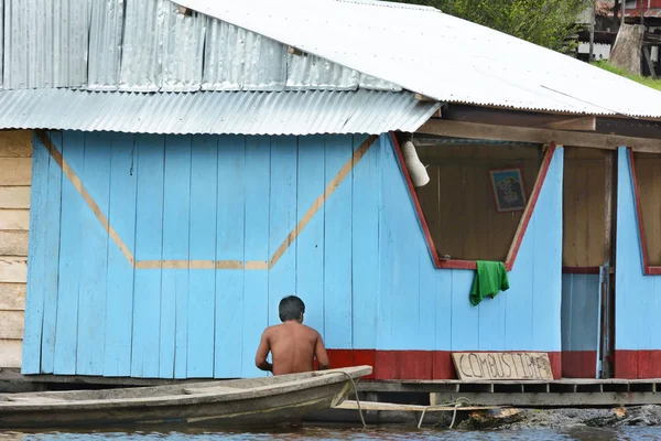Iquitos Perú Octubre 2015 Muelle Hombre Pintura Combustible Largo Afluente — Foto de Stock