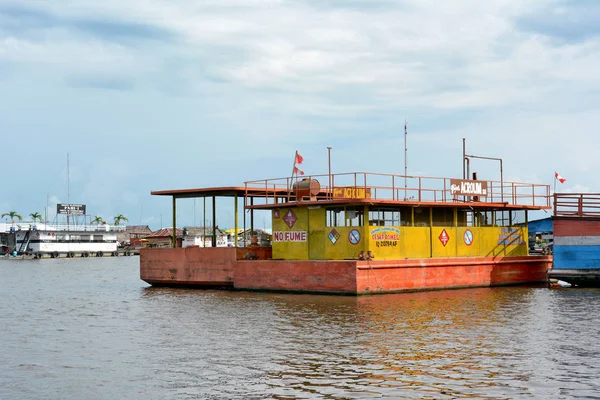 Iquitos Perú Octubre 2015 Barcaza Combustible Ubicada Río Itaya Iquitos — Foto de Stock