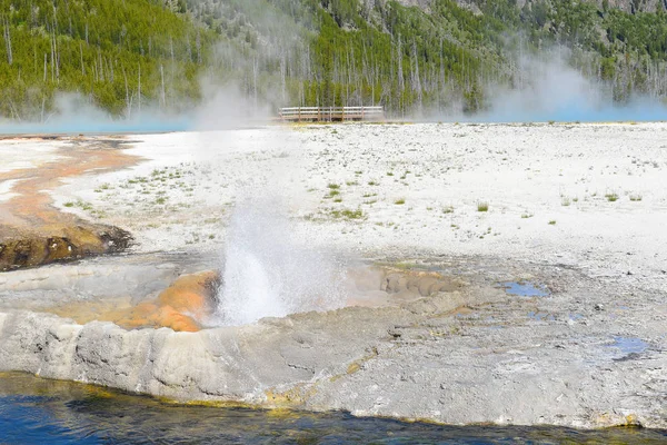 Cliff Geyser Gelegen Aan Rand Van Iron Spring Creek Het — Stockfoto