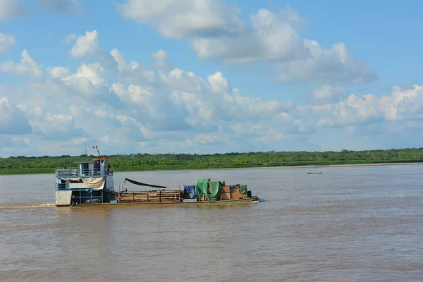 Iquitos Perú Octubre 2015 Una Barcaza Río Amazonas Perú Las — Foto de Stock