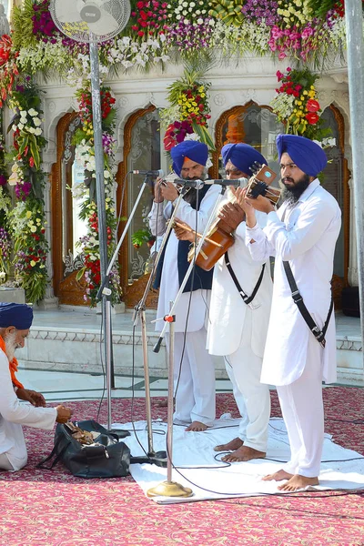 Амритсар Индия Октября 2015 Сикхских Музыканты Выступают Золотой Храм Шри — стоковое фото