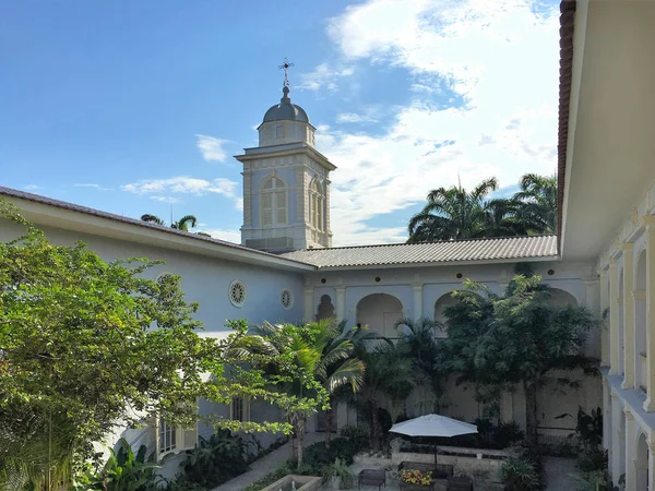 Guayaquil Ecuador Fevereiro 2017 Hotel Del Parque Campanário Situado Meio — Fotografia de Stock