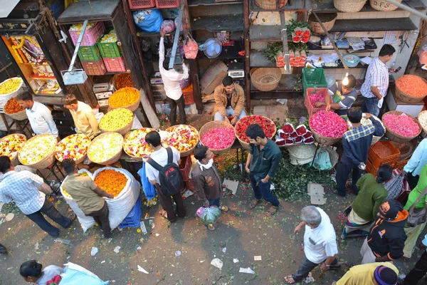 印度孟买 2017年1月11日 孟买花市 上午4点开业的达达尔花市 到处都是向店主 装修工和花店提供商品的商贩 — 图库照片