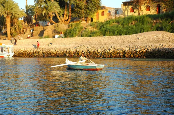 Île Éléphantine Egypte Novembre Local Égyptien Rangs Son Bateau Île — Photo