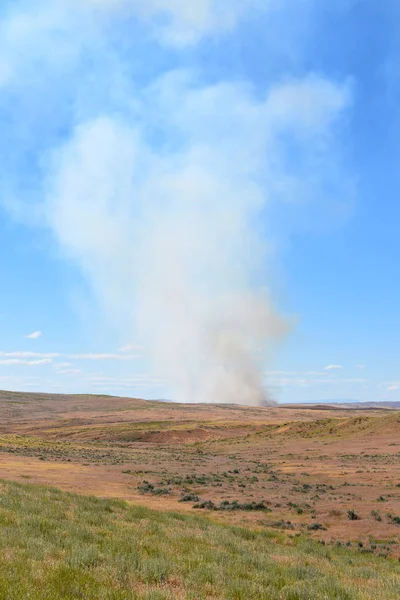 Prairie Fire Wyoming Rök Stiger Från Liten Borste Eld — Stockfoto