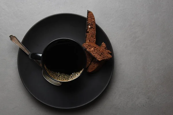 Plan Grand Angle Biscotti Chocolat Tasse Café Soucoupe Sur Une — Photo