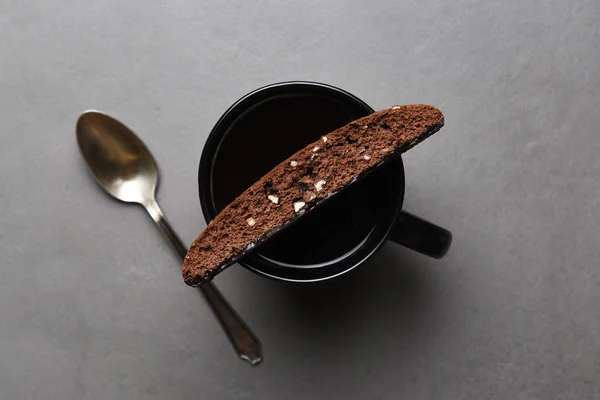 Översiktsbild Choklad Biscotti Kanten Kaffekopp Ett Skiffer Grå Bord — Stockfoto