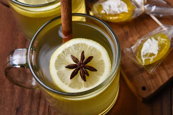 Vista Aérea Hot Toddy Una Taza Vidrio Sobre Una Mesa —  Fotos de Stock