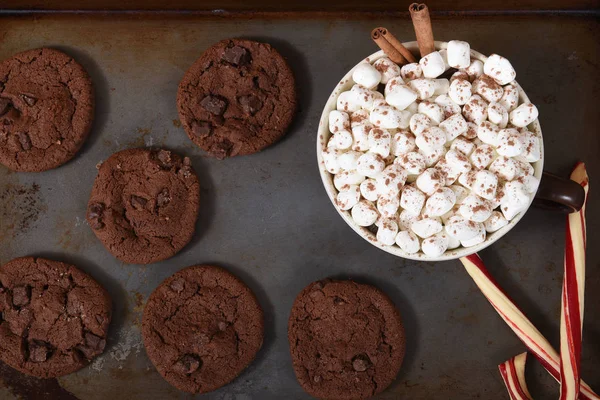 Een Koekjesblad Met Chocolade Koekjes Snoep Stokken Een Mok Warme — Stockfoto