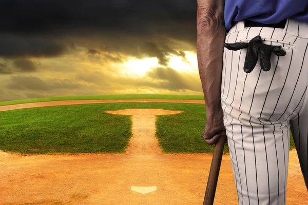 Closeup Jogador Beisebol Apoiado Seu Bastão Visto Trás Sobre Campo — Fotografia de Stock