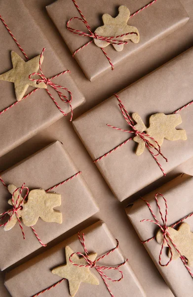 Effen Kraft Papier Gewikkeld Kerstcadeaus Met Cookie Gevormd Sterren Elanden — Stockfoto