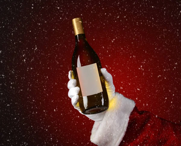 Gros Plan Père Noël Tenant Une Bouteille Vin Chardonnay Main — Photo