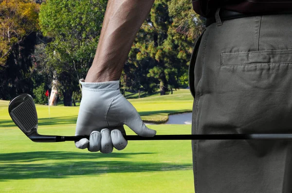 一个男高尔夫球手在高尔夫球场上的特写镜头 他的身体后面拿着一个六块铁 男人手上有一个高尔夫球手套 — 图库照片