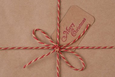 Geri dönüşümlü kağıt ve sicim Christmas Present sarılmış