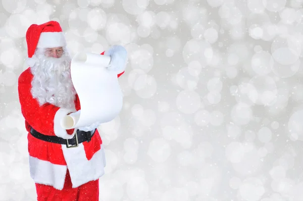 Άγιος Βασίλης με Άτακτος και ωραία λίστα ασημί φόντο Bokeh — Φωτογραφία Αρχείου