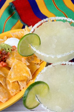 Cinco de Mayo kavramı: margarita ve Meksika gıda üzerine renkli masa örtüsü.