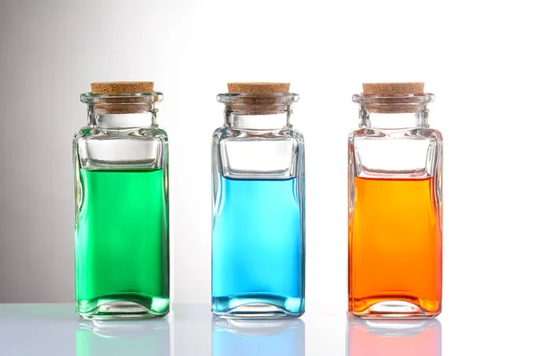 Τρία Μπουκάλια Υγρά Του Διαφορετικό Χρώμα Αιθέρια Έλαια Στο Φαρμακείο — Φωτογραφία Αρχείου