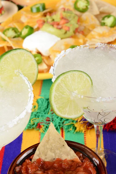 Cinco Mayo Conceito Margaritas Mexicana Comida Uma Toalha Mesa Colorido — Fotografia de Stock