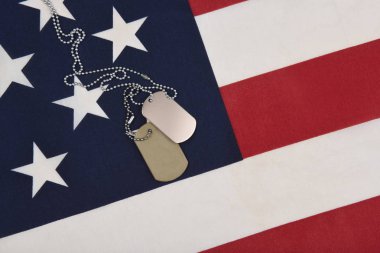 Bir Amerikan bayrağı mavi yıldız alanında askeri Künye closeup, 