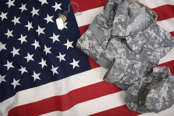 Draufsicht Auf Eine Amerikanische Flagge Mit Militärischen Kampfuniform Und Erkennungsmarken — Stockfoto
