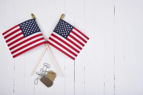 Askeri Künye Kopya Alanı Beyaz Ahşap Zemin Üzerine Amerikan Bayrakları — Stok fotoğraf