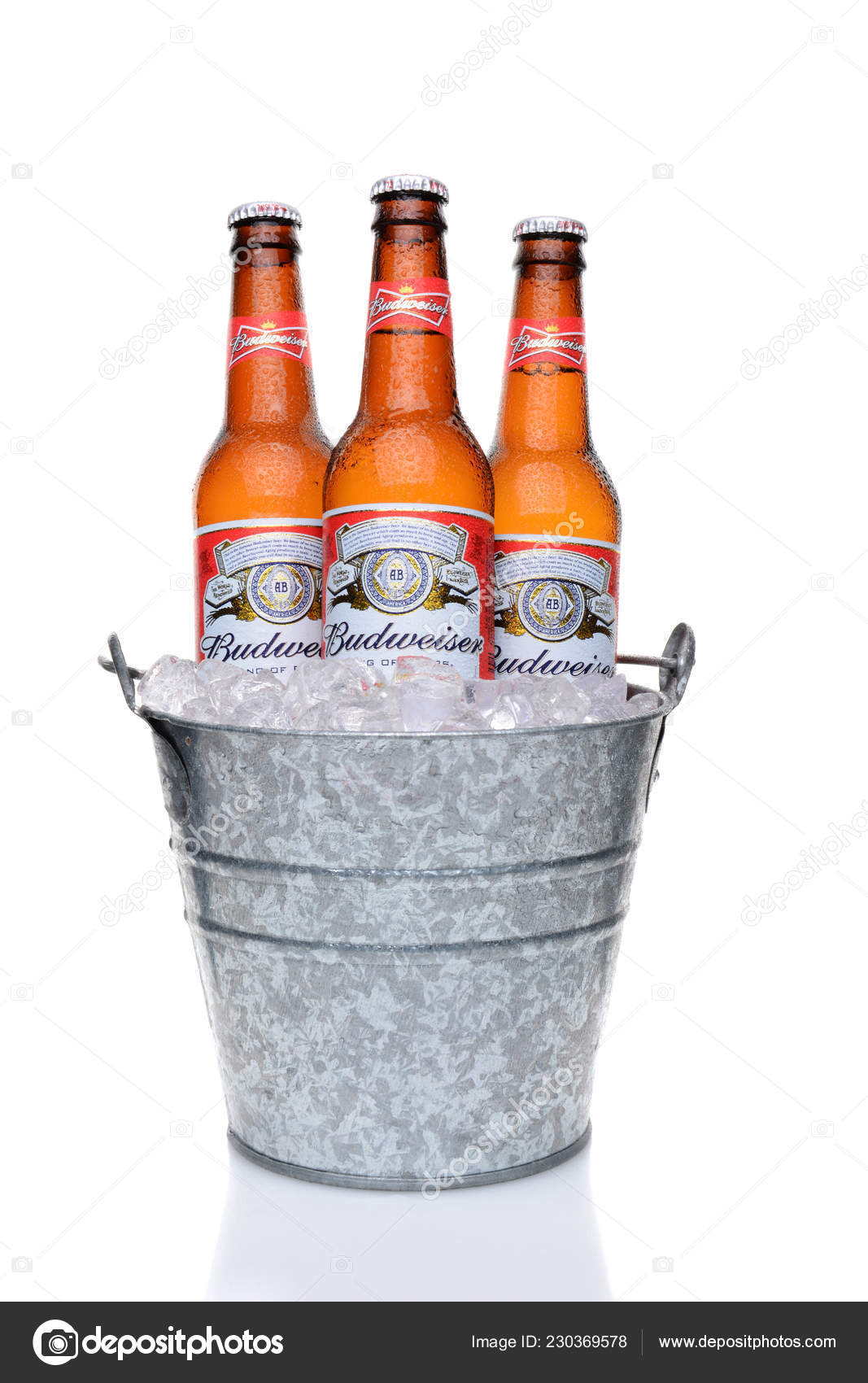 アーバイン カリフォルニア 2014 バドワイザー ボトル バケツに氷の アンハイザー ブッシュ インベブからバドワイザーはベストセラーのアメリカ合衆国国内のビールの  つです — ストック編集用写真©scukrov#230369578