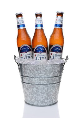 Irvine, Ca - 25 Mayıs 2014: Michelob Ultra şişe bir kova buz. 2002 yılında tanıtılan Michelob Ultra düşük kalori ve karbonhidrat, Anheuser-Busch dan ile hafif bira olduğunu.