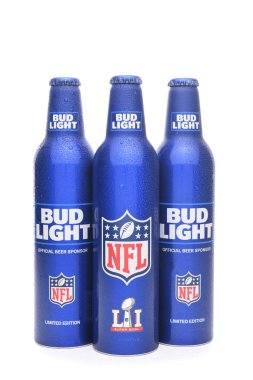 Irvine, California - 22 Ocak 2017: Bud Light alüminyum şişe. Nfl ve Super Bowl Li logolar resealable şişe özelliği.
