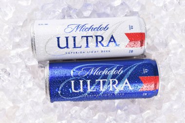 Irvine, Ca - 6 Ağustos 2018: İki Michelob Ultra bira 12 ons teneke kutulara buz. A bir düşük carb ve düşük kalorili hafif bira Anheuser-Busch üzerinden. 
