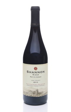 Irvine, California - 10 Temmuz 2017: Shannon Ridge Petite Sirah. Shannon Ridge şaraphane Kuzey Kaliforniya Lake County bölgesinde bulunan.