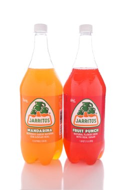 Irvine, California - 13 Ocak 2017: Jarritos meyve Punch ve Mandarina içecekler. Jarritos meyve tatlar yapılır ve daha popüler meşrubat made in Usa daha gazlı.