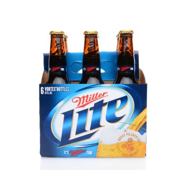 Irvine, Ca - 25 Mayıs 2014: Miller ışık pekmezi, yan görünüm A 6 paket. Tarafından üretilen Millercoors Miller Lite 1975 yılında piyasaya sürüldü ve hızlı bir şekilde Amerika'nın iki numaralı marka oldu.