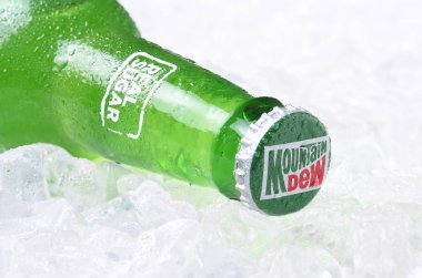 Irvine, California - 30 Ekim 2017: Mountain Dew şişe soda buz üzerinde. Mountain Dew narenciye aromalı içecek Pepsico tarafından. Mountain Dew 1940 yılında tanıtıldı.