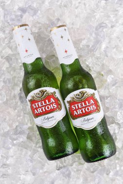 Irvine, California - 17 Aralık 2017: Ice Stella Stella Artois bira 1926 yılından bu yana, Leuven, Belçika'da, demlenmiş edilmiş ve Noel yıldızından almış şenlikli bir bira olarak başlattı.