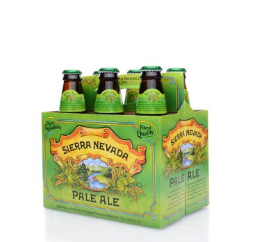 Irvine, Ca - 25 Mayıs 2014: Bir 3/4 görünümünü Sierra Nevada soluk Ale bir 6 paket. Sierra Nevada bira Co homebrewers Chico, Kaliforniya'da tarafından 1980 yılında kurulmuştur,