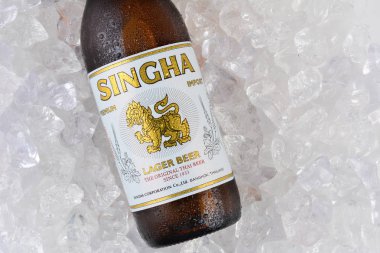 Irvine, Ca - 11 Ocak 2015: Closeup Singha bira buz üzerinde tek bir şişe. Nimet Rawd Brewery tarafından üretilen darboğaz üzerinde Kraliyet Garuda görüntülemek için izin verilen tek bira olduğunu.