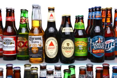 Irvine, Ca - 25 Mayıs 2014: Çeşitli bira markalarının raflarda. Aile içi de dahil olmak üzere birçok marka ve alma bira dahil olmak üzere, Corona, Guinness, Budweiser, Coors, bas ve Sam Adams gösterilir.
