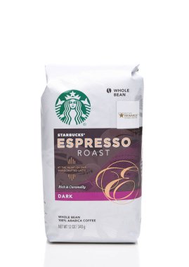 Irvine, Ca - 6 Ağustos 2018: A 12 ons çanta Starbucks Espresso kızartma kahve çekirdekleri. Seattle merkezli Starbucks 62 ülkede 20.000'den fazla mağaza ile dünyanın en büyük kahvehane şirketi.