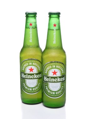 Irvine, Ca - 29 Mayıs 2017: Heineken bira şişeleri üzerinde beyaz. 1975 yılından bu yana en fazla Heineken Bira bira Zoeterwoude, Hollanda de demlenmiş.