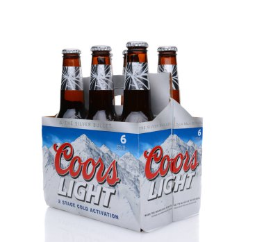 Irvine, Ca - 25 Mayıs 2014: Coors Light bira, 3/4 görünüm A 6 paket. Coors bira fabrikası Golden, Colorado, dünyanın en büyük tek bira tesisi çalışır.