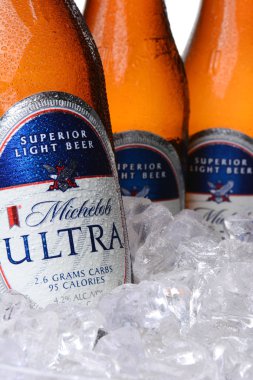 Irvine, Ca - 30 Mayıs 2014: Closeup Michelob Ultra şişelerde buz. 2002 yılında tanıtılan Michelob Ultra düşük kalori ve karbonhidrat, Anheuser-Busch dan ile hafif bira olduğunu.