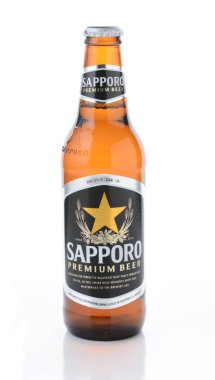 Irvine, Ca - 12 Ocak 2015: Bir şişe Sapporo beyaz izole bira. Japon bira Alman eğitimli brewer Seibei Nakagawa tarafından 1876 yılında kurulmuştur. Japonya'nın en eski bira markası olduğunu.