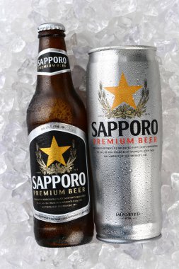 Irvine, Ca - 12 Ocak 2015: Bir can ve Sapporo bira şişe buz bir yatak üzerinde. Japon bira Alman eğitimli brewer Seibei Nakagawa tarafından 1876 yılında kurulmuştur. Japonya'nın en eski bira markası olduğunu.