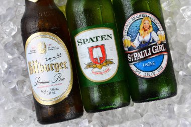 Irvine, Ca - 11 Ocak 2015: Üç şişe Alman beerson bir yatak buz. St. Pauli, Spaten ve Bitburger üç popüler Alman bira Amerika Birleşik Devletleri içine ithal kızsın.