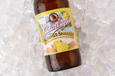 Irvine, Ca - 2 Haziran 2015: Bir şişe Haruhi yaz Shandy bir yatakta buz. Haruhi Chippewa Falls, WI, Jacob Leinenkugel tarafından 1867 yılında kurulmuştur..