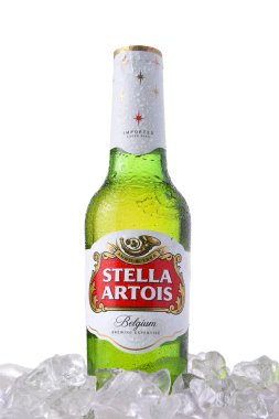 Irvine, Ca - 12 Mart 2018: Bir şişe buz Stella Stella Artois bira 1926 yılından bu yana, Leuven, Belçika'da, demlenmiş edilmiş ve Noel yıldızından almış şenlikli bir bira olarak başlattı.