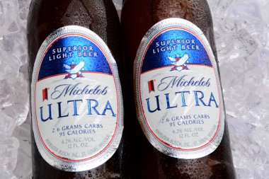 Irvine, Ca - 25 Mayıs 2014: İki şişe Michelob Ultra bir yatakta buz. 2002 yılında tanıtılan Michelob Ultra düşük kalori ve karbonhidrat, Anheuser-Busch dan ile hafif bira olduğunu.